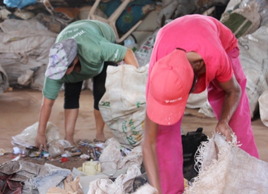 Folha do Oeste - Coletores fazem seleção dos materiais na central de triagem