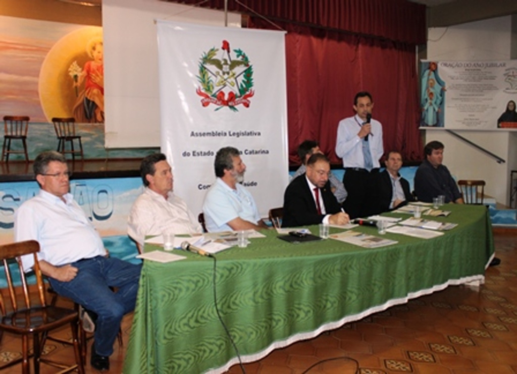 Folha do Oeste - Busnello apresentou ao público as necessidades do Hospital Regional