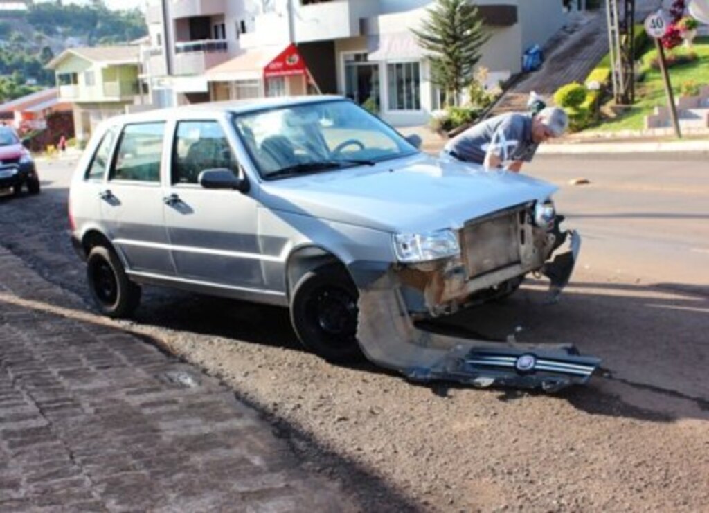 Folha do Oeste - Motociclista teve ferimentos na perna e foi hospitalizado