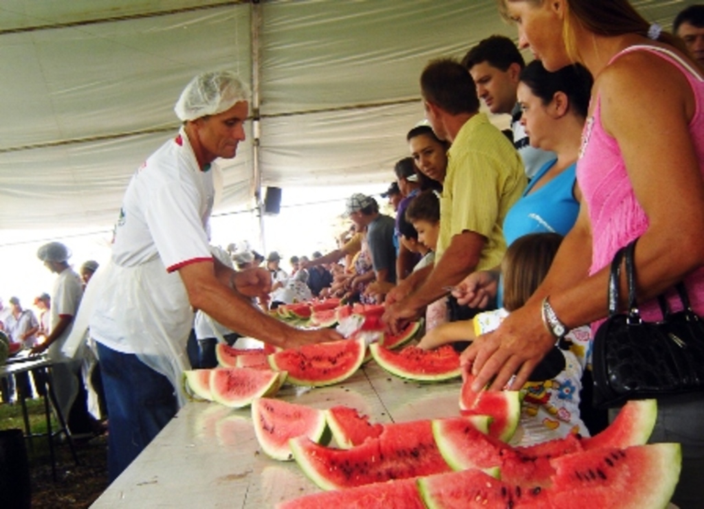 Arquivo/Folha do Oeste - Paralelamente à Feira da Melancia 2013, acontecem a 7ª Feira  da Terneira e a 6ª Feira da Uva