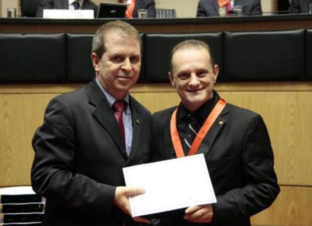 Divulgação - Eskudlark (esq) foi o autor da condecoração ao 
jornalista Adilson Baldissera (dir)