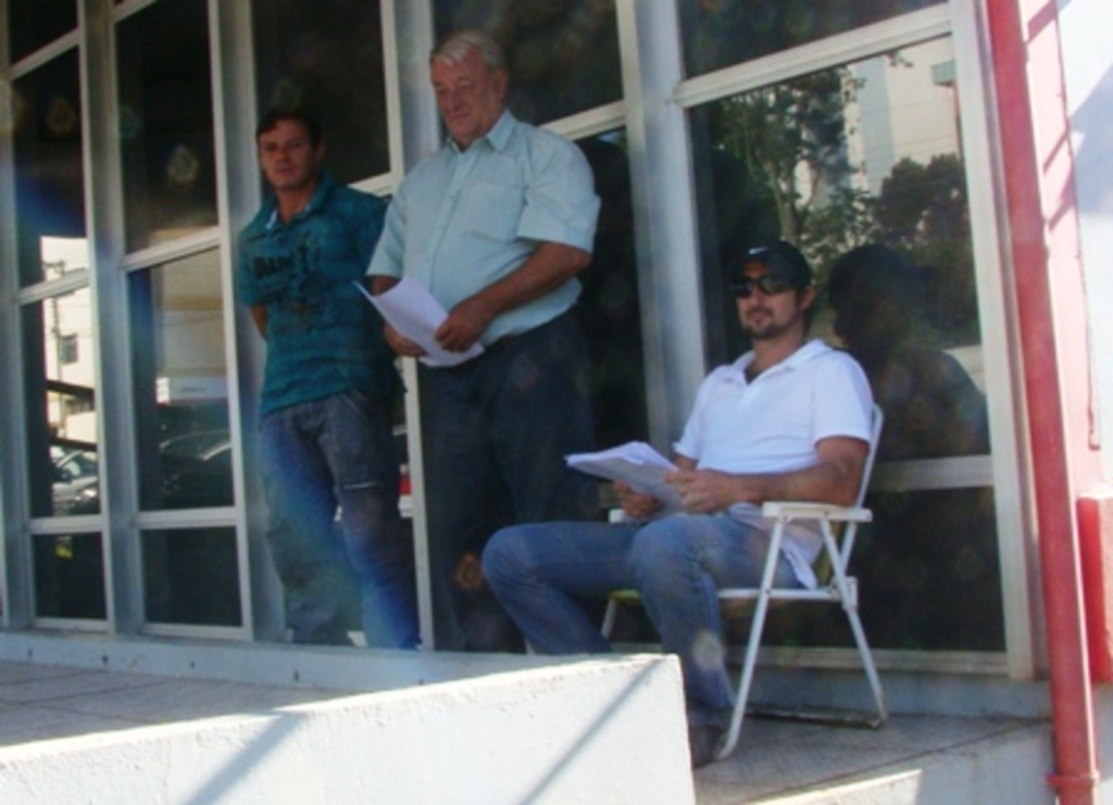 Folha do Oeste - Corassa (dir) afirma trabalhos feitos precisam ser pagos