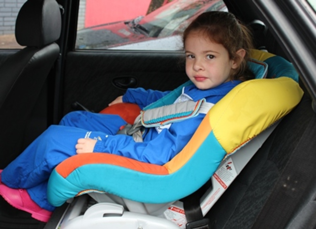 Folha do Oeste - Luiza já sabe que tem de ficar na cadeirinha