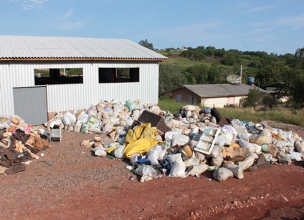 Folha do Oeste - Materiais foram deixados do lado de fora do galpão, próximo à casa de Sandra