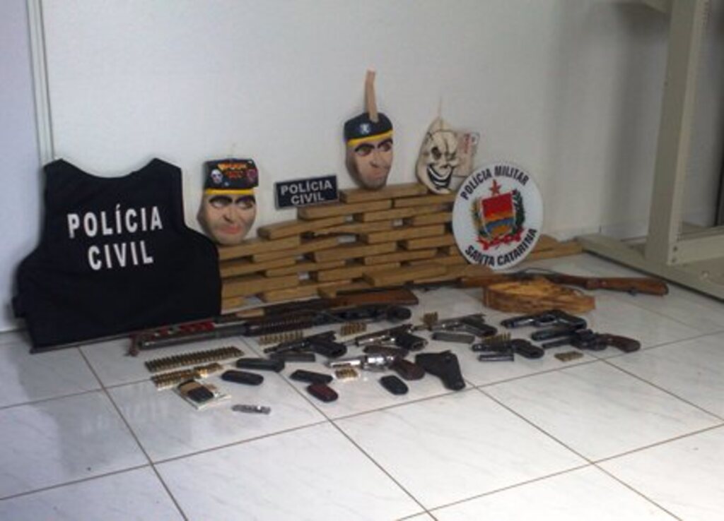 Divulgação Polícia Civil - Drogas e armas apreendidas na Operação Cambucica