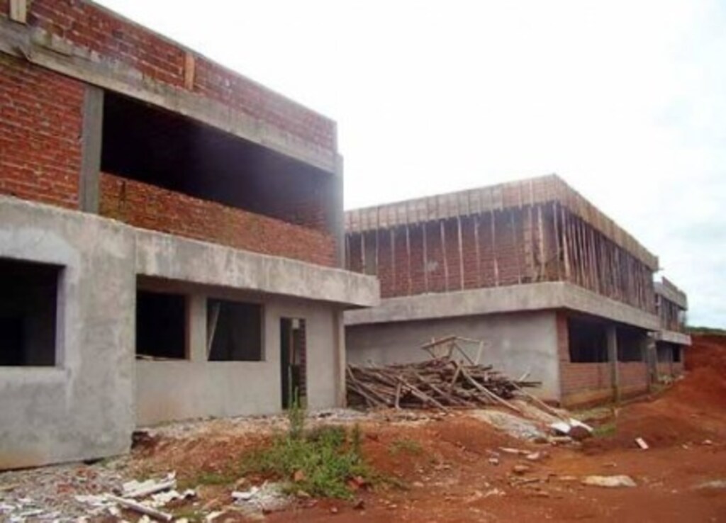 Arquivo - Obra da nova escola do bairro Três Fronteiras está parada desde 2011