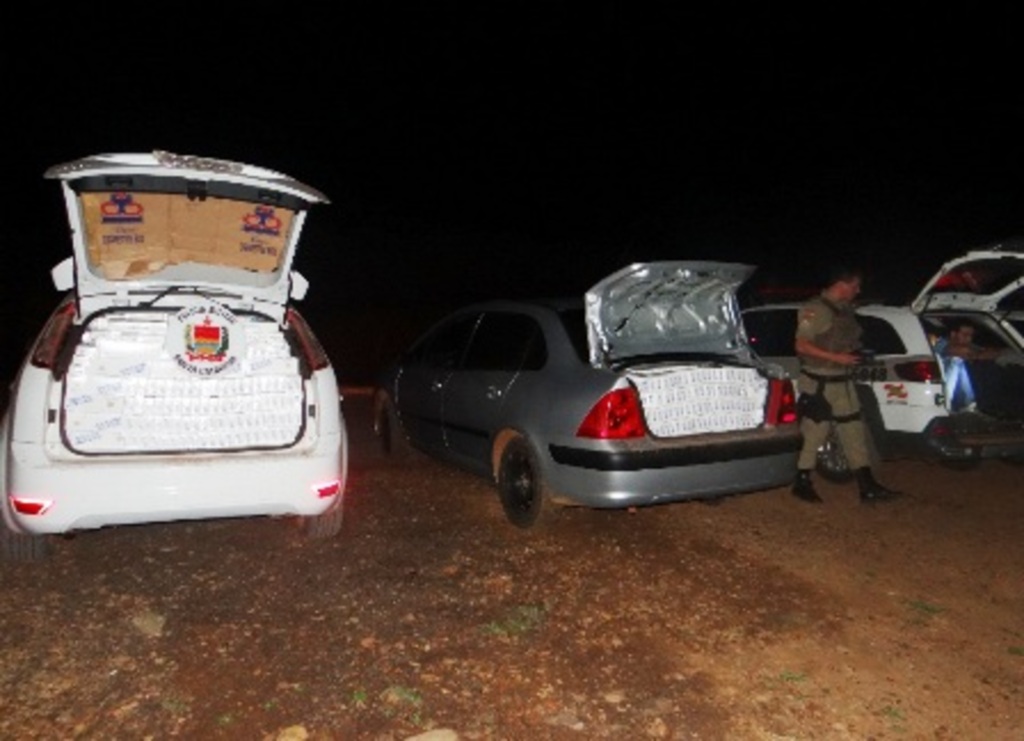 Divulgação PM - Detidos traziam 3600 pacotes de cigarro do Paraguai