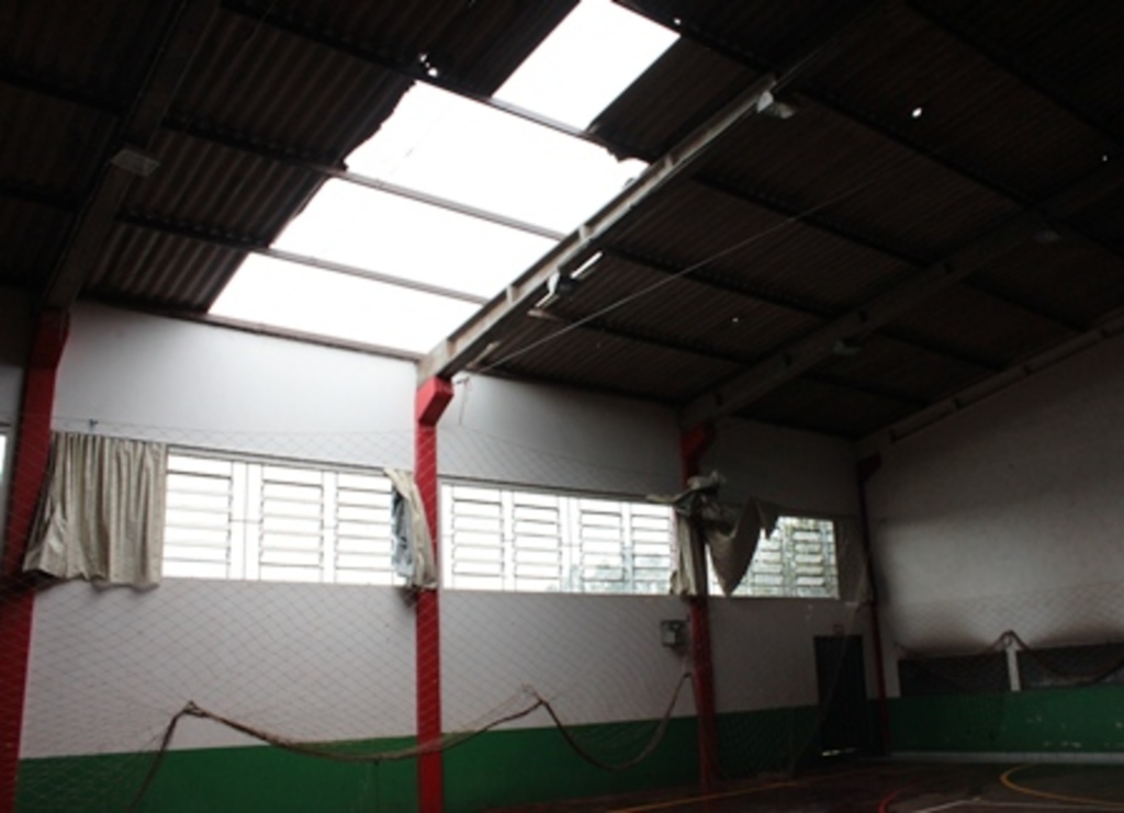 Folha do Oeste - Ginásio do bairro Jardim Peperi foi um dos atingidos pelas rajadas de vento