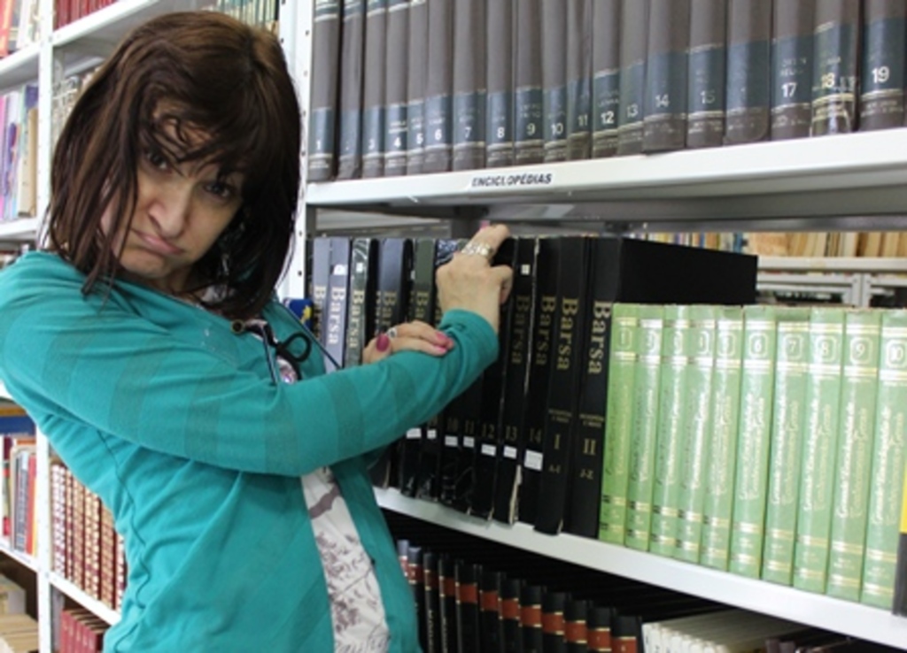 Folha do Oeste - Na biblioteca pública municipal 
onde trabalha