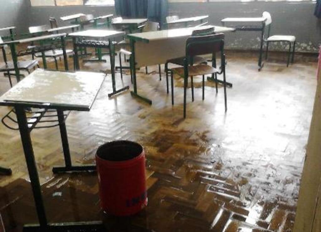 Divulgação - Com a chuva forte não teve calha que aguentasse, prejudicando mais ainda o telhado