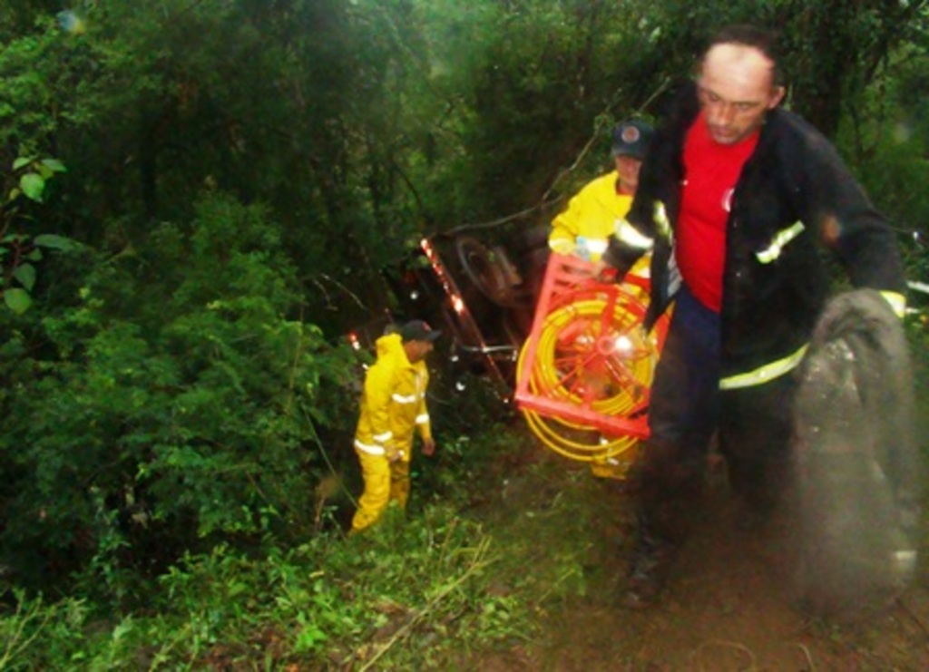 Folha do Oeste - Resgate demorou porque havia risco de o veículo capotar, descer uma ribanceira e incendiar