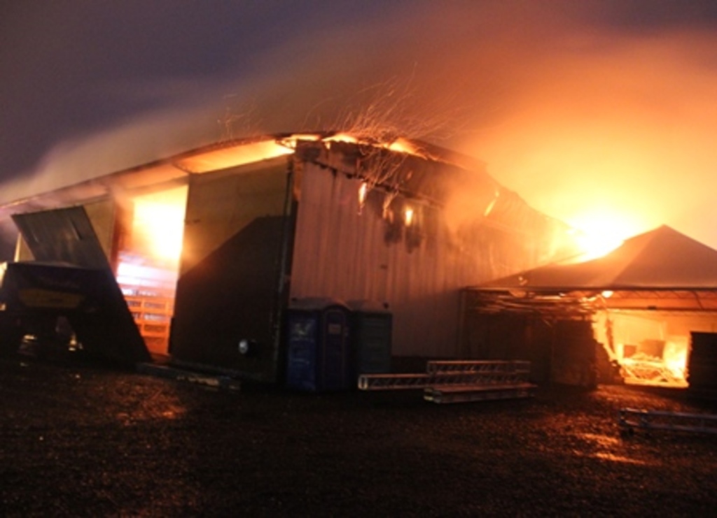 Folha do Oeste - Bombeiros levaram 3 horas para extinguir as chamas