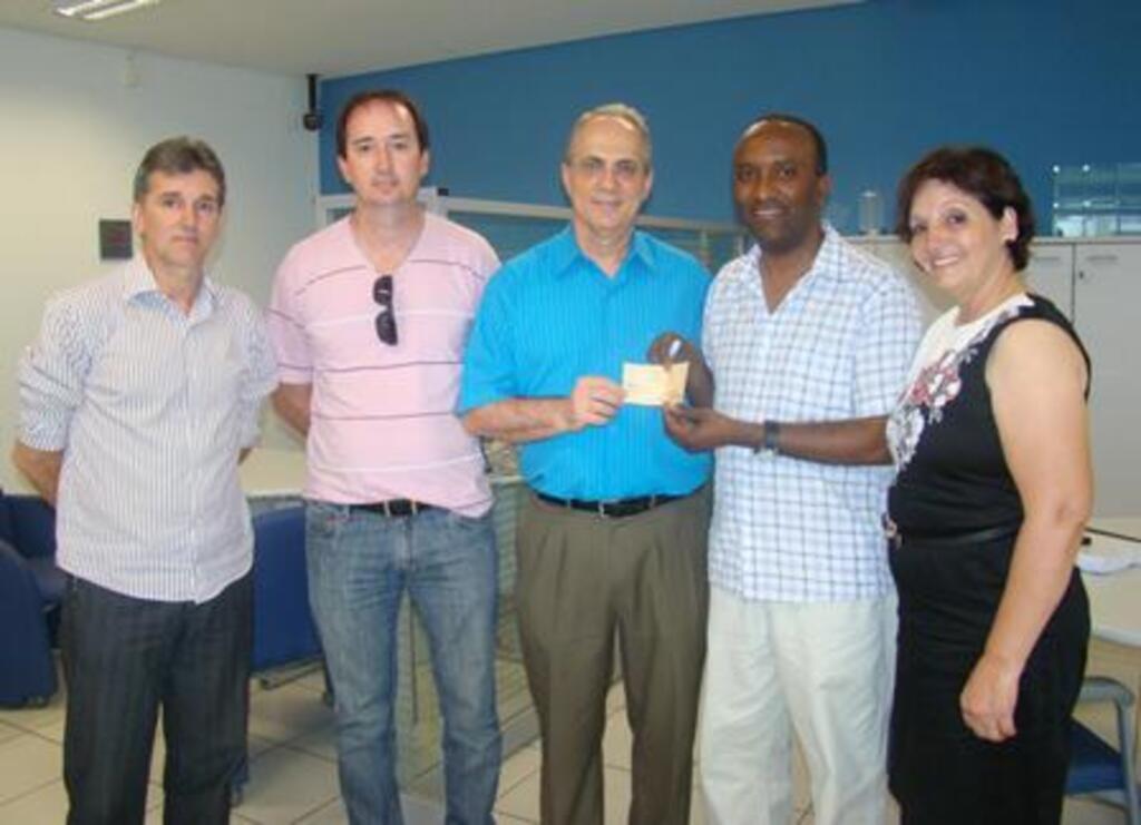 Divulgação - Mesa Diretora da Câmara Municipal com o cheque de R$ 30 mil