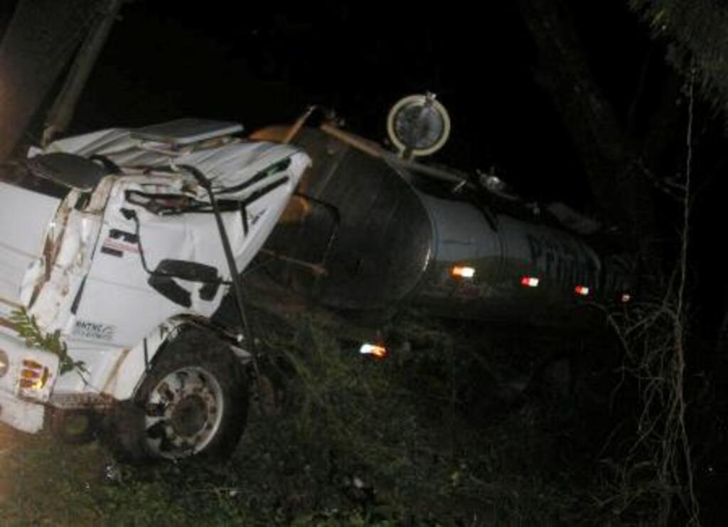 Divulgação - Caminhão colidiu contra uma árvore
