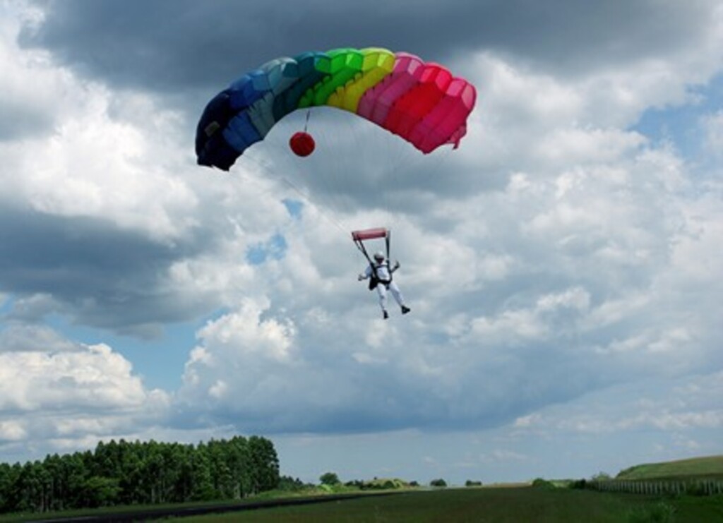 Arquivo - Saltos acontecem no Aeroporto Hélio Wassun, em São Miguel do Oeste