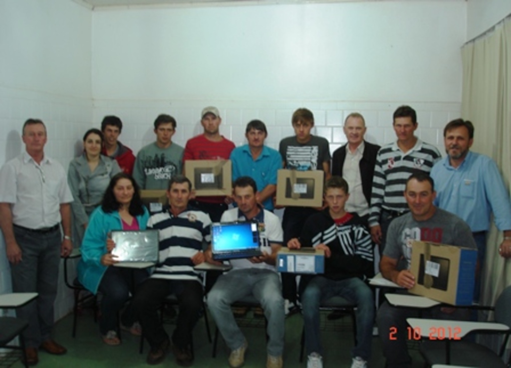 Divulgação - Agricultores de quatro municípios da região receberam computadores do Projeto Saber