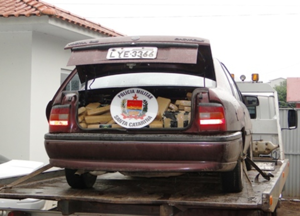 PM/Divulgação - Entorpecentes estavam no banco traseiro e porta-malas