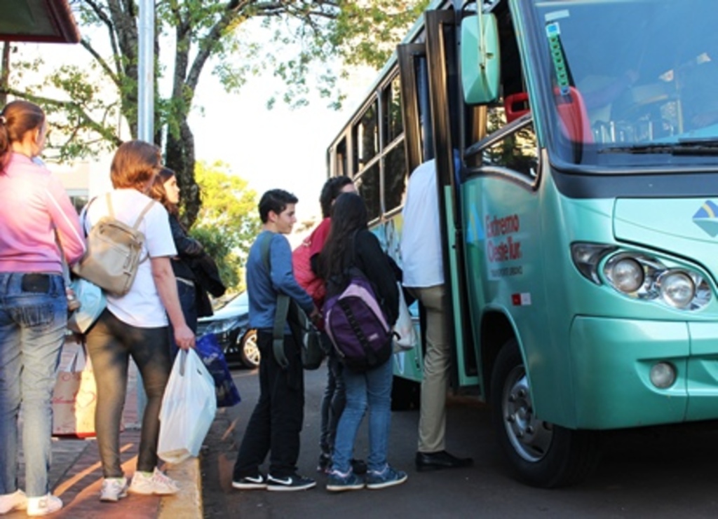 Folha do Oeste - Usuários reclamam dos horários no sistema de transporte público