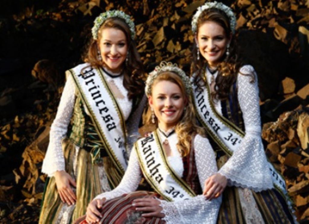 Divulgação - Soberanas trabalham na divulgação da Oktoberfest de Itapiranga