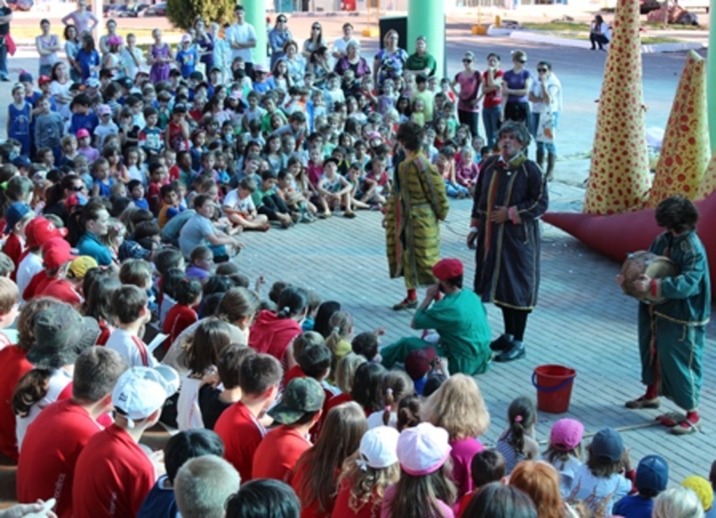 Folha do Oeste - Espetáculo Gigantes de Ar contou com um significativo número de crianças