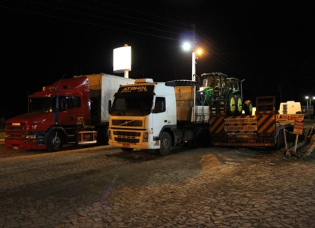 Folha do Oeste - Motoristas estão mantendo a rotina de pernoitar em pátios de postos de gasolina