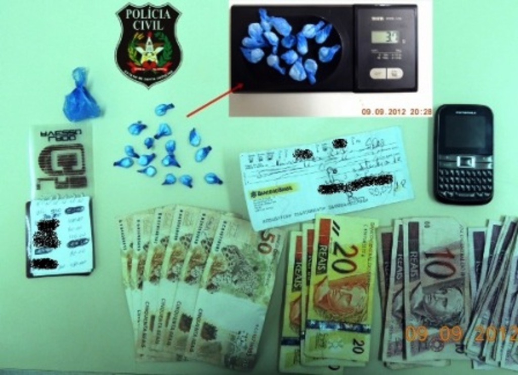 Divulgação - Com os suspeitos, policiais apreenderam drogas e R$ 900,00 em dinheiro