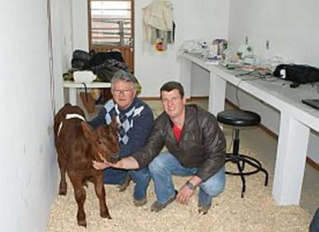 Divulgação - A bezerra Brisa Serrana com os pesquisadores, Alceu Mezzalira (E) e Fabiano Zago