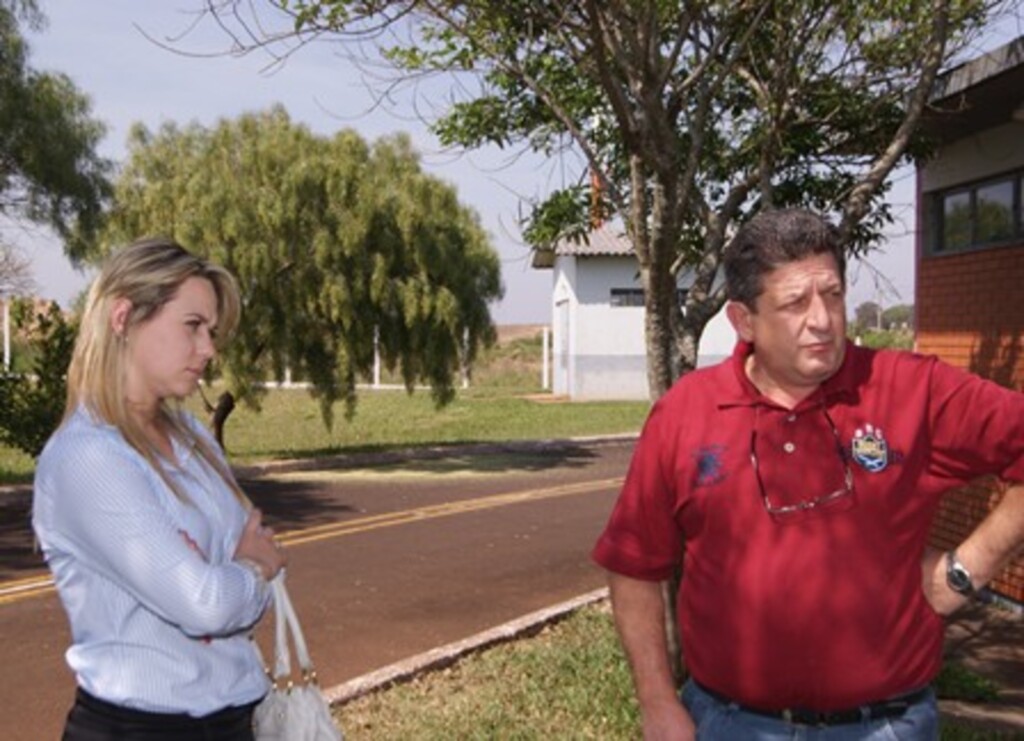 Divulgação - Gestora Ana Helena Sganzer com  secretário de desenvolvimento econômico, Paulo Cuccarolo