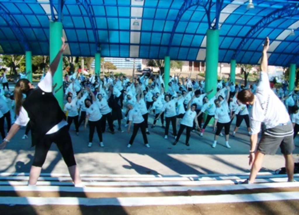 Folha do Oeste - Grupo Vida Ativa em atividade na Praça Walnir Bottaro Daniel