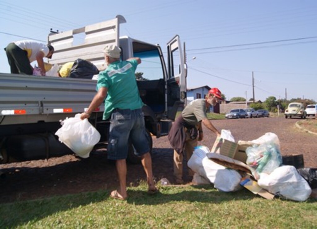 Divulgação - Primeiro dia de coleta resultou em duas cargas de material reciclável
