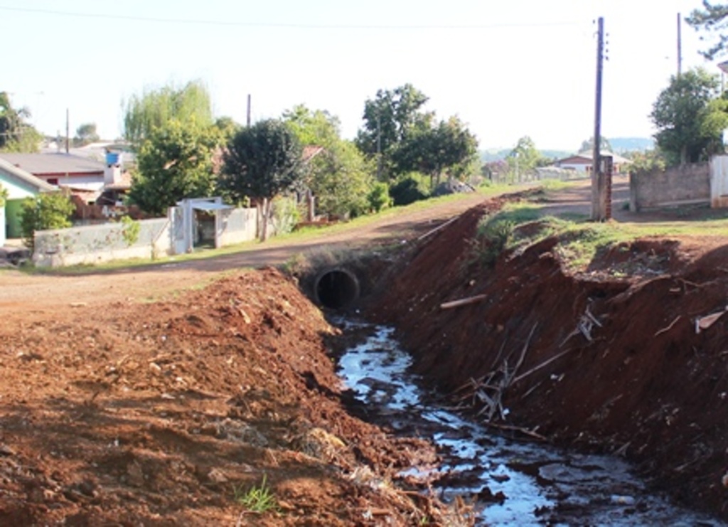 Folha do Oeste - Mau cheiro é reclamação frequente entre os moradores