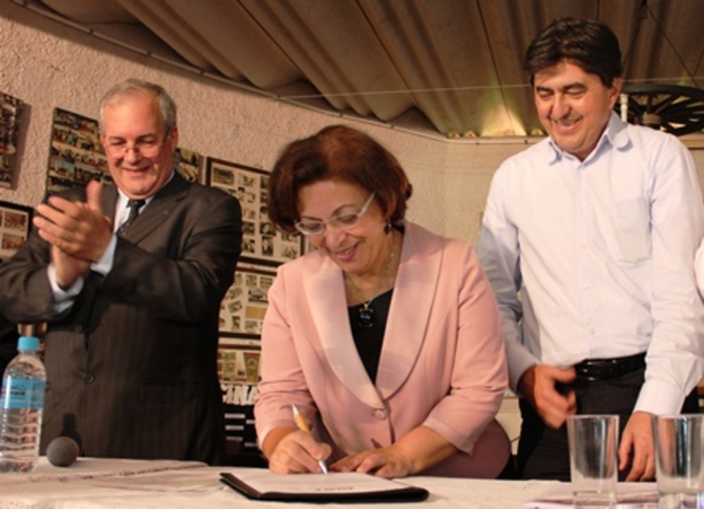 Folha do Oeste - Ideli e João José dos Santos assinaram o documento