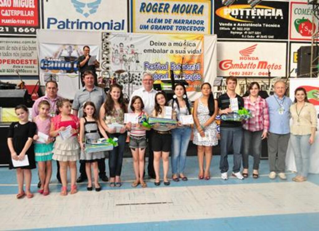 Gisele Vizzotto/SDR São Miguel - Classificados em 1º, 2º e 3º lugares posam com autoridades