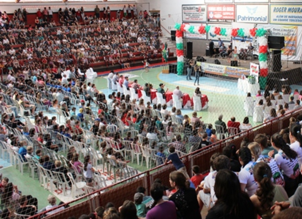 Folha do Oeste - Ginásio do C.E. Guarani ficou lotado na final do Fercan