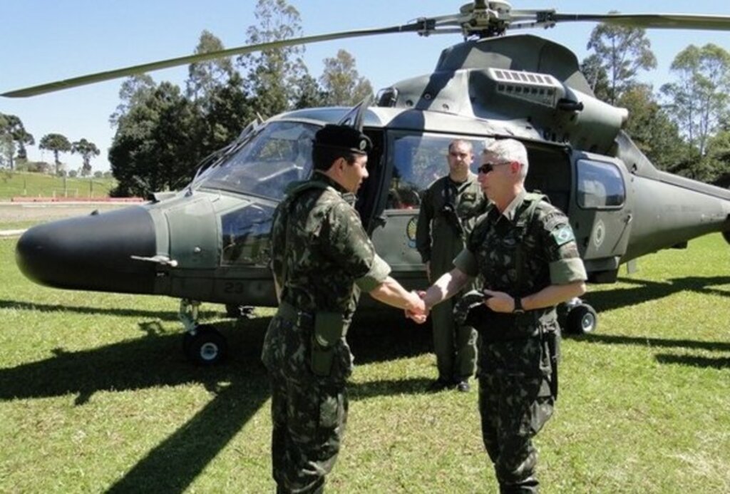 Exército - Comandante do 14º RCMec recebeu o general Soares em SMOeste