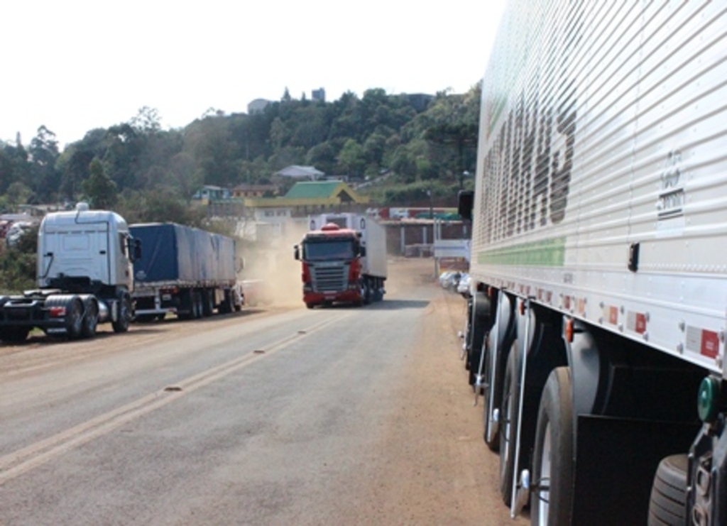 Folha do Oeste - Exportadores deixam de enviar cargas pela Aduana de Dionísio Cerqueira em razão das greves