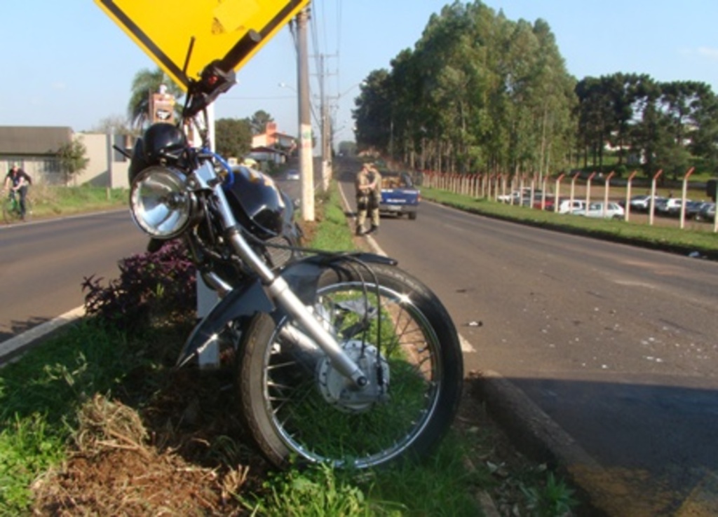 Folha do Oeste - Motociclista se chocou contra a traseira da caminhonete