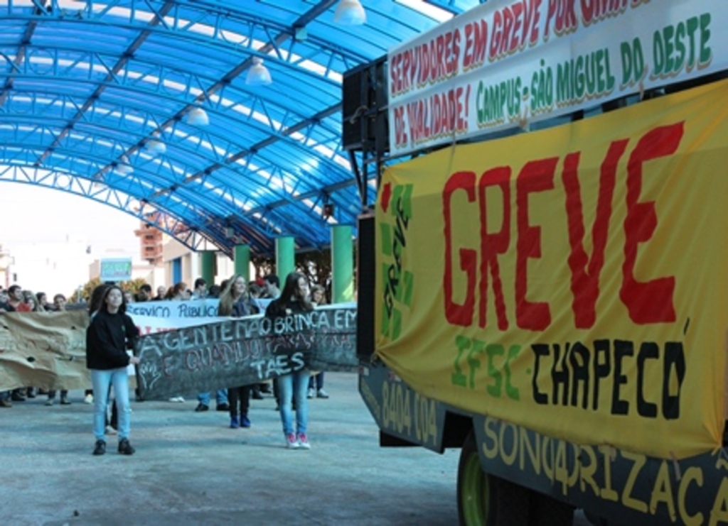 Folha do Oeste - Com cartazes e faixas, manifestantes seguiram o caminhão de som que passou pelas ruas do centro