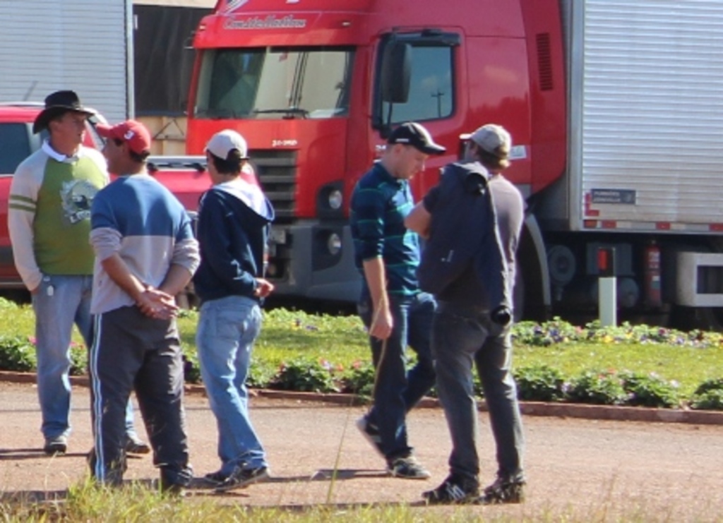 Folha do Oeste - Manifestantes continuam estacionados no trevo de São Miguel do Oeste