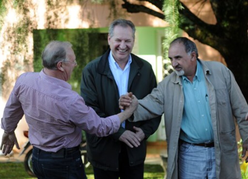 Folha do Oeste - Valar (esq), Trevisan e Nini (dir) durante a confirmação da candidatura do vereador