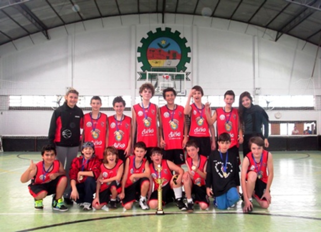 Divulgação - Meninos fizeram um total de 174 pontos em três jogos