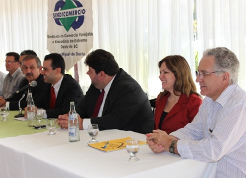 Folha do Oeste - Objetivo do ciclo de almoços foi a conversa informal entre contabilistas e empresários