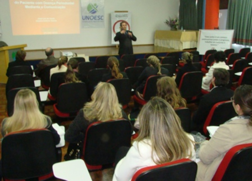 Folha do Oeste - Dentistas  da região acompanharam palestras e orientações