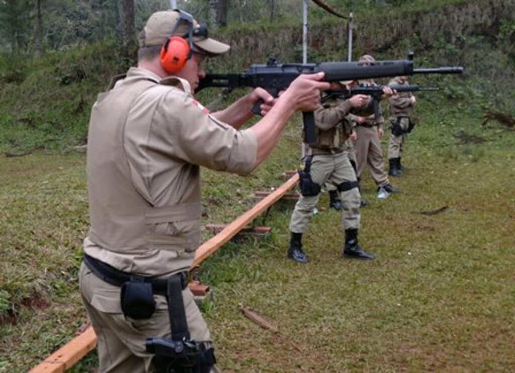Divulgação - Policias fizeram exercícios práticos de tiro, simulando confrontos