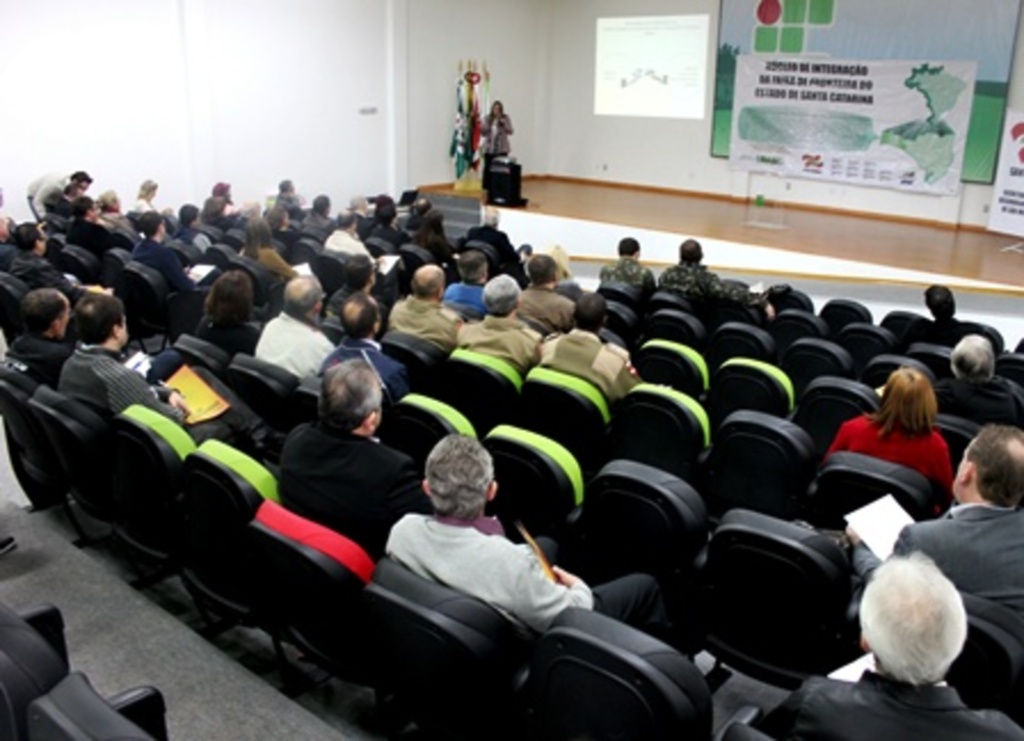 Folha do Oeste - SDRs, Associações e Secretaria de Planejamento, entre 
outros órgãos, participaram do evento