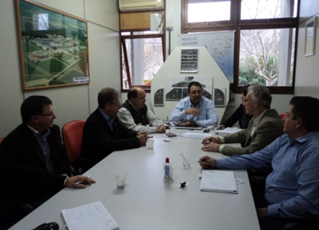 Divulgação - Comitiva da região esteve em Porto Alegre (RS) para reunião com dirigentes da empresa NHT Linhas Aéreas