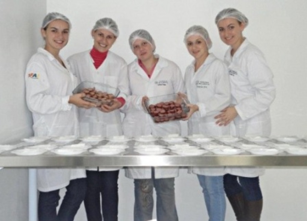 Divulgação - Acadêmicas do curso de Tecnologia de Alimentos que realizaram o estudo com o salame de frango