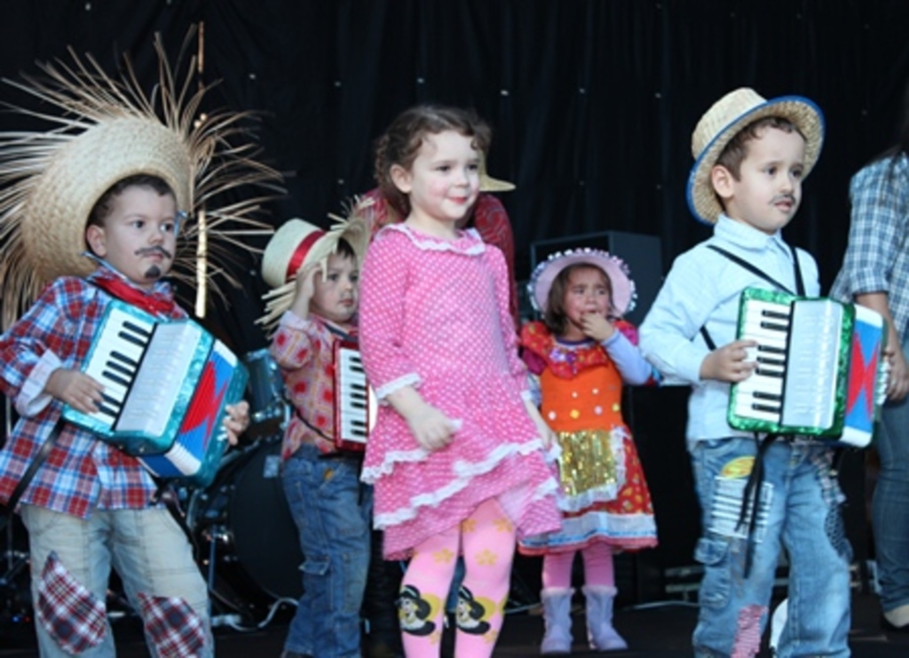 Folha do Oeste - Estudantes encantaram em suas apresentações