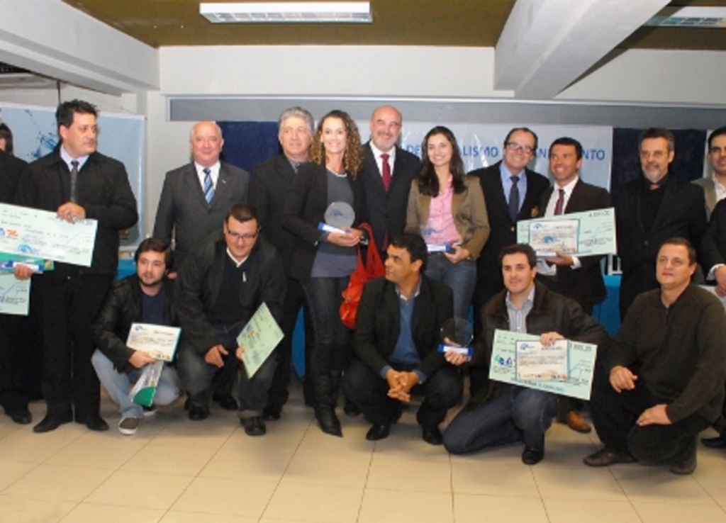 Divulgação - Vencedores do Prêmio Casan de Jornalismo e ganhadores das menções honrosas