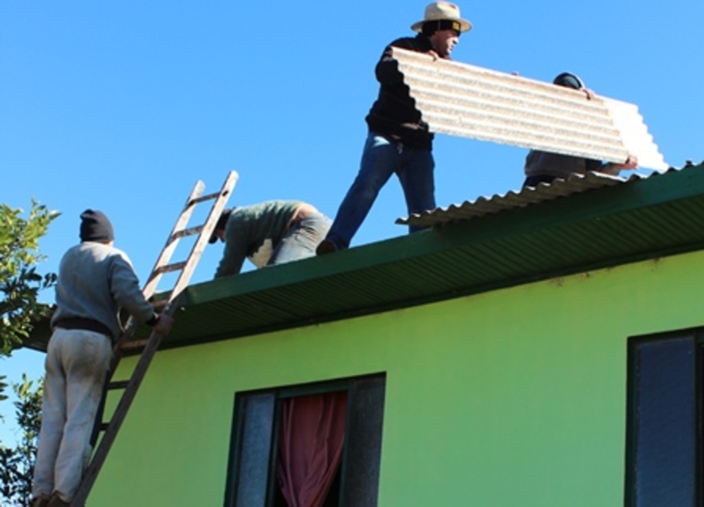 Folha do Oeste - No bairro Faxinal, em Campo Erê, os vizinhos ajudam uns aos outros na reforma dos telhados